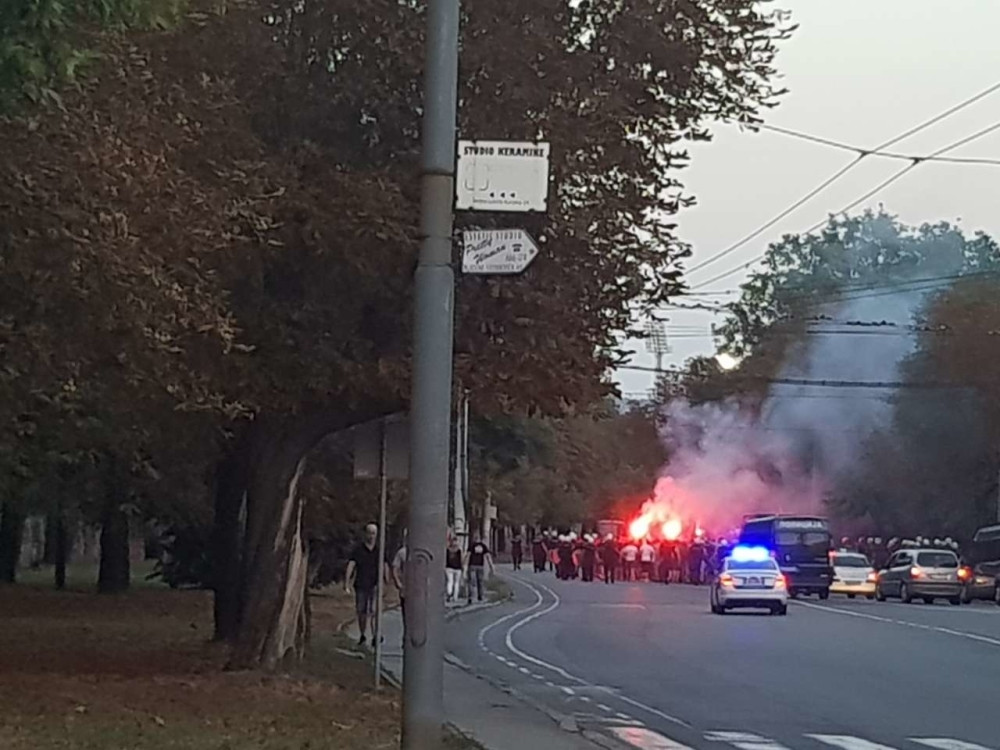 Zemunci stigli na meč protiv Rada, policija dovela konjicu! (FOTO)