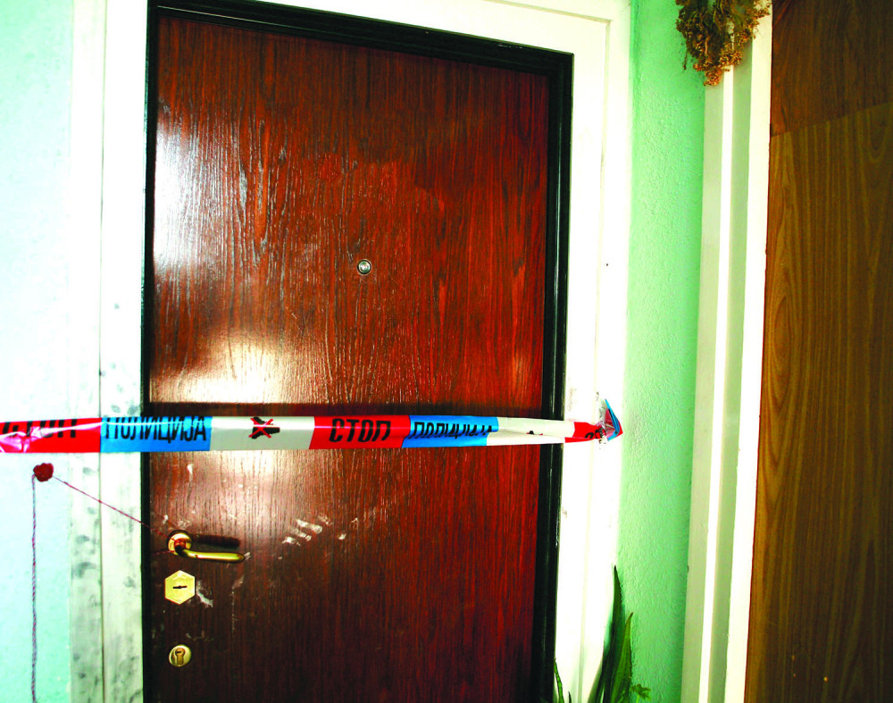 Izrešetana vrata, policija traži motiv!