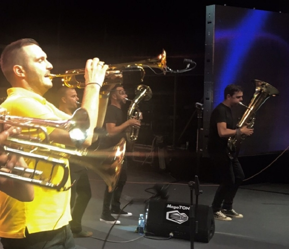 Dejan Petrović svira nasred Nišave!