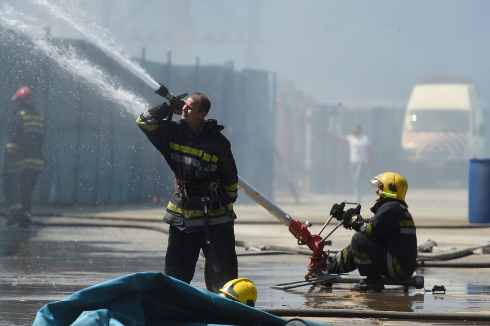 Požar u fabrici podmetnut, povređen vatrogasac! (FOTO)