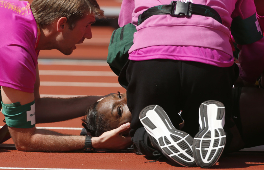 Atletičarka nepomično leži nakon stravičnog pada!