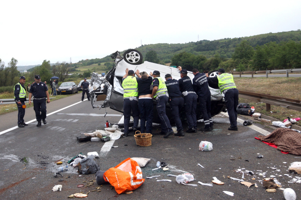Auto uleteo u bankinu pa se ISPREVRTAO! Hitna pomoć na licu mesta!
