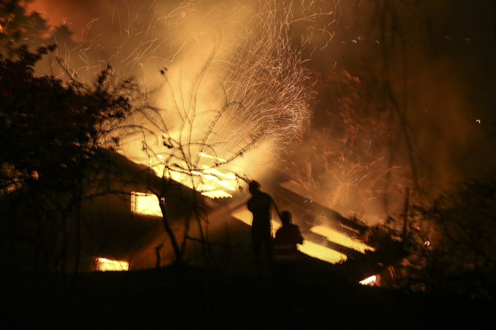 Požar guta kuće kod Atine