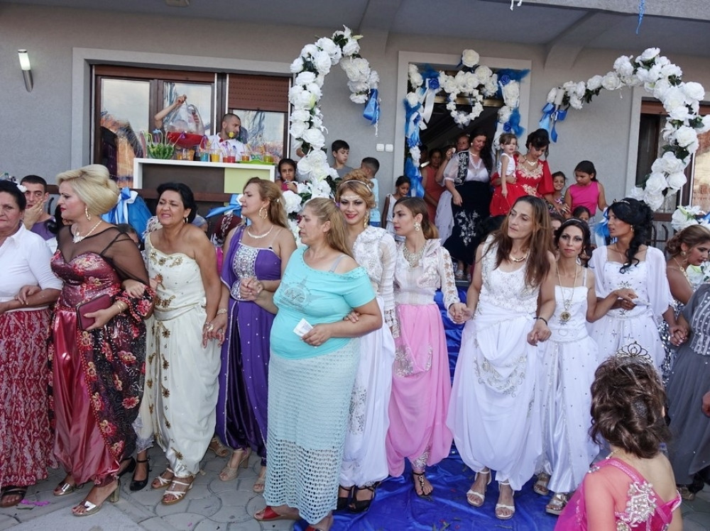 Prvo se motkama bore za mladu, a onda slave tri dana! (FOTO)