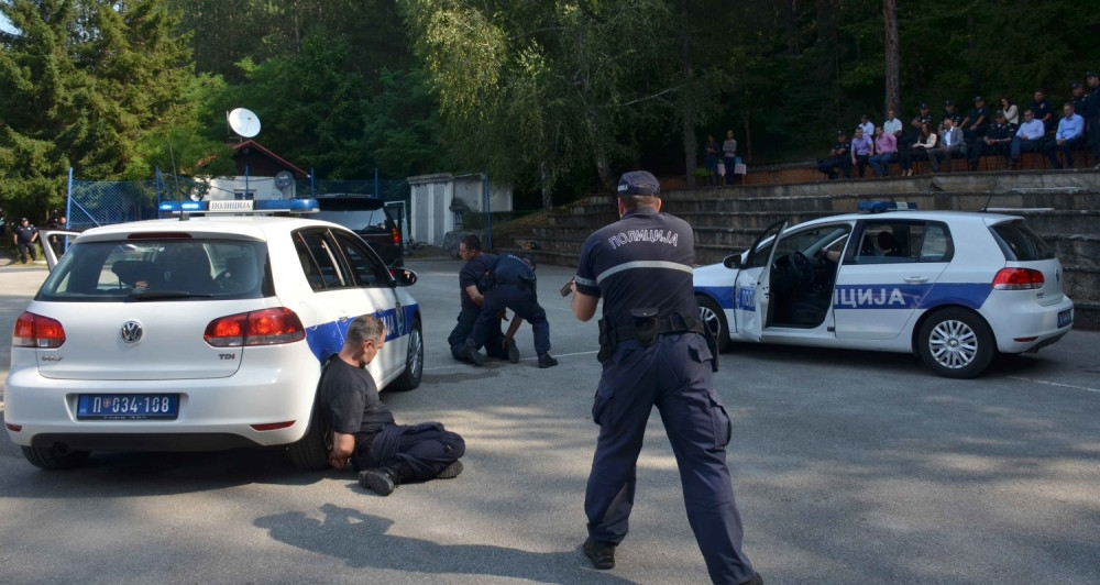 Potegao pištolj i IZREŠETAO dvojicu muškaraca, policija BLOKIRALA GRAD!