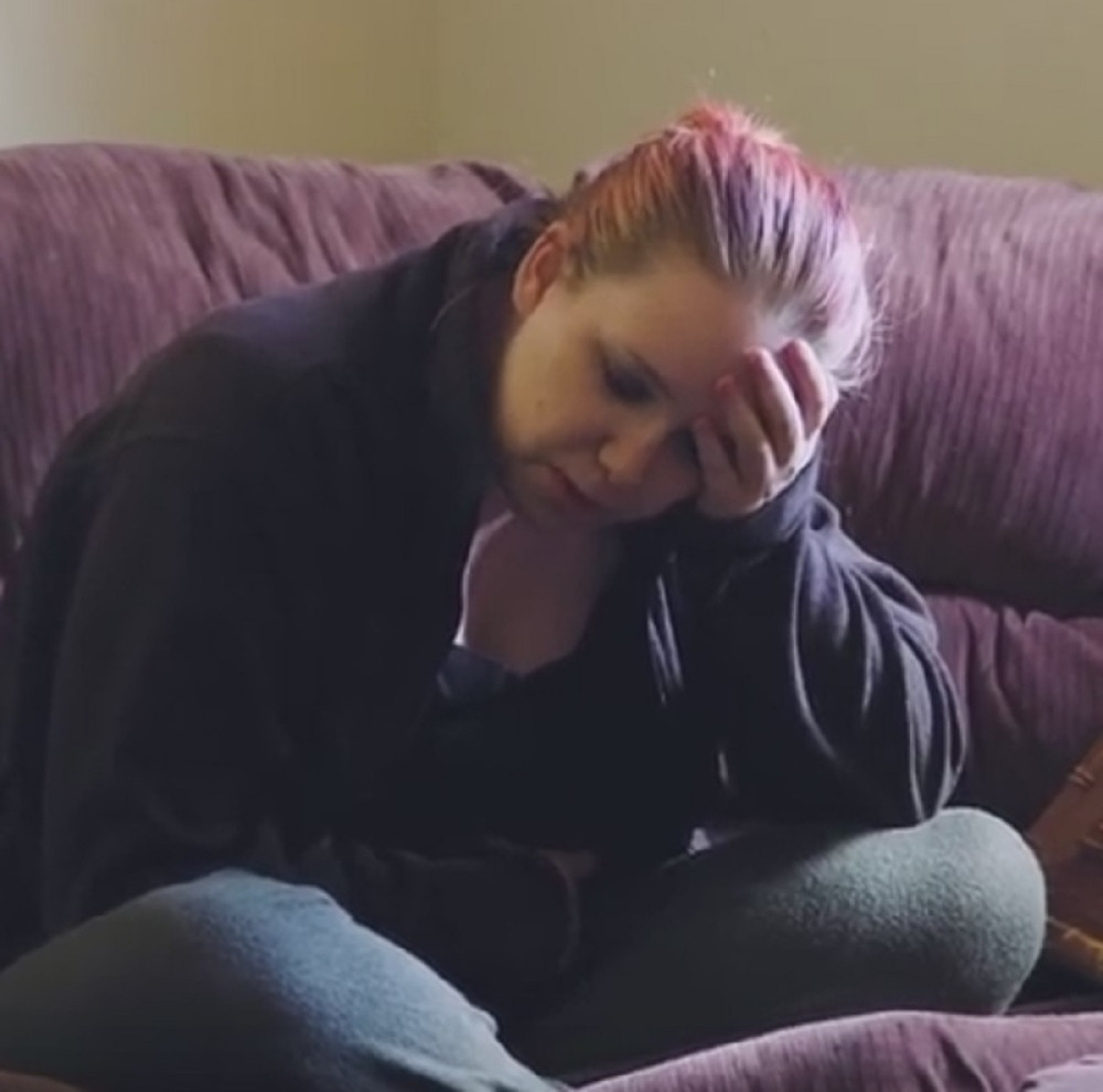 Mora da moli dečka za seks da joj bolovi prestanu (VIDEO)