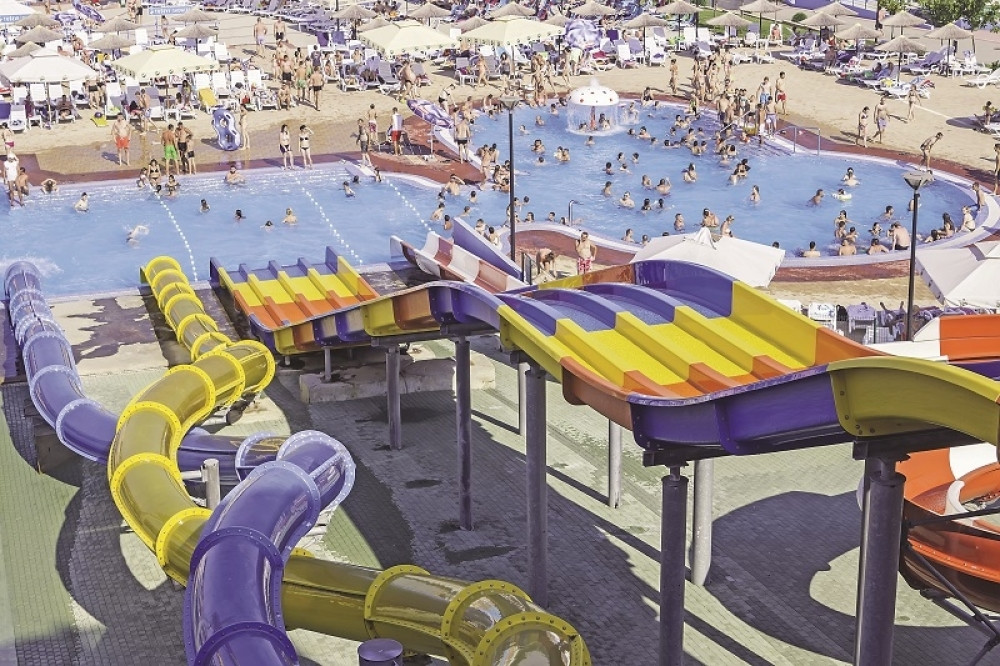 Posetioci akva parka u neverici gledaju brojke! Crveni meteoalarm na snazi (FOTO)