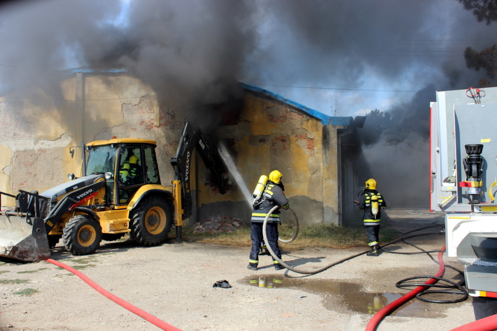 Izgorela kineska fabrika papuča (FOTO)
