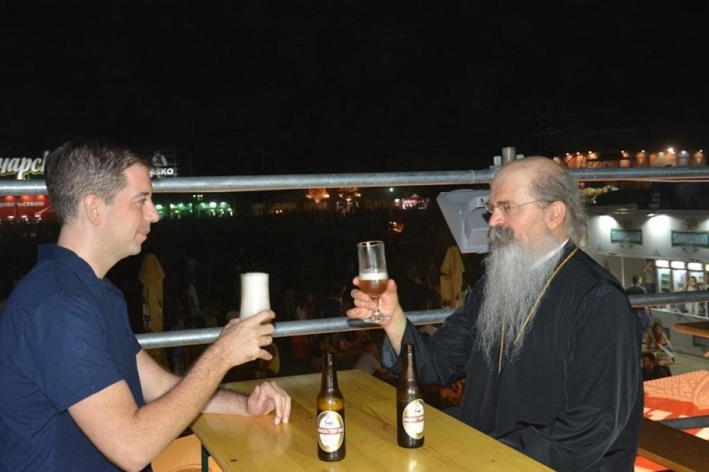 Vladika Teodosije pio pivo na Bir festu!