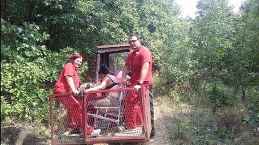Polomila nogu, Hitna pomoć stigla traktorom (FOTO)
