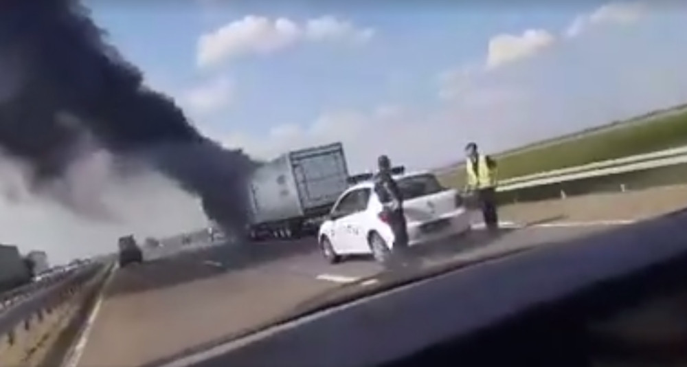 Izgoreo šleper na auto-putu! (VIDEO)