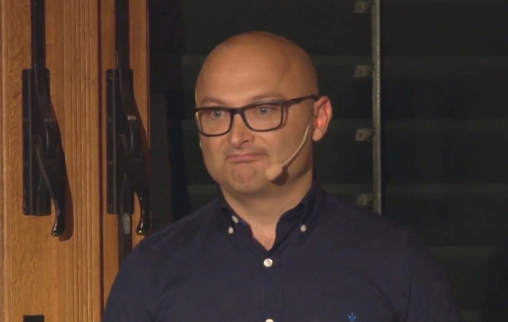 Pljuje sve što je srpsko i vodi neprekidnu kampanju protiv predsednika Srbije i ministara!