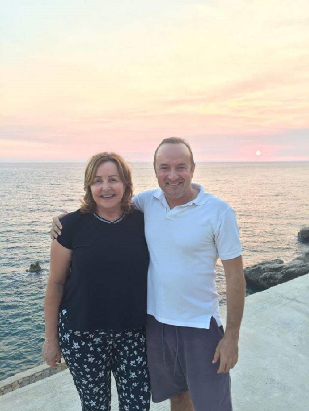 Ana Bekuta u zagrljaju opozicionara (FOTO)