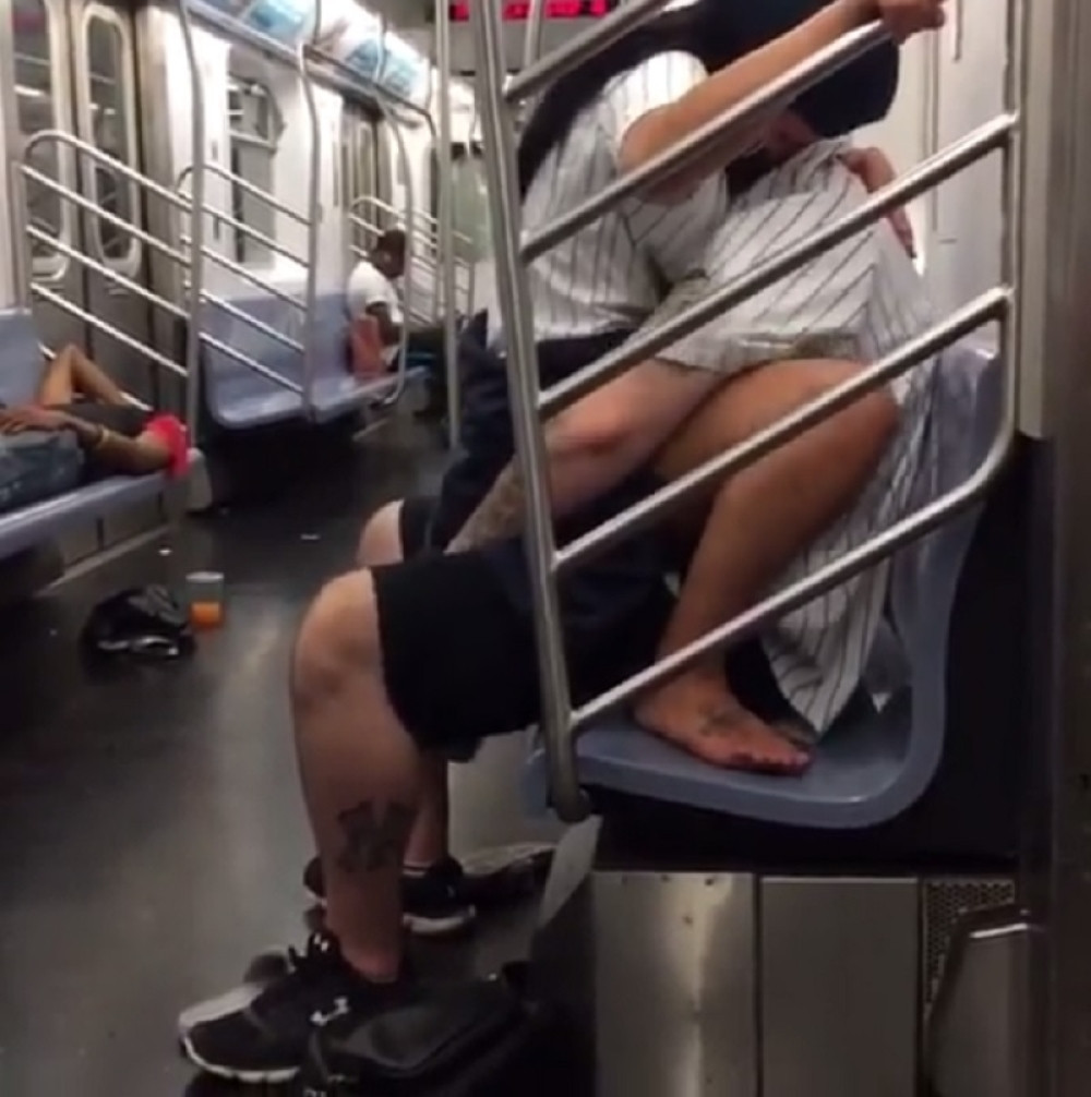 Tugu zbog poraza izlečili seksom u metrou! (VIDEO)