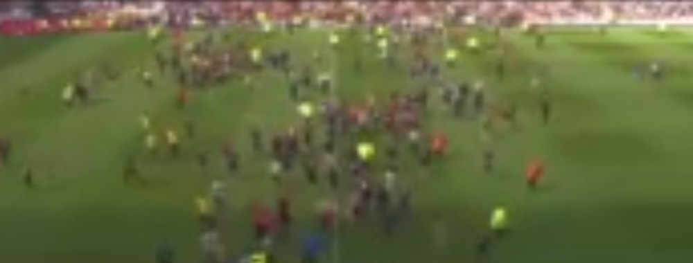 Navijači hteli da linčuju fudbalere svog tima! (VIDEO)