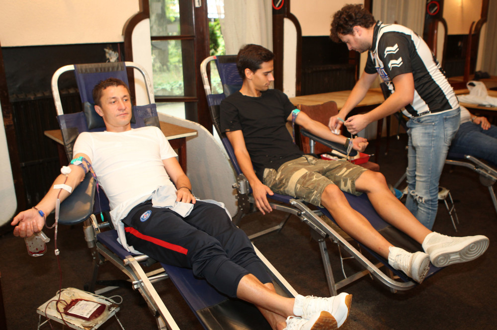 Fudbaleri Partizana dobrovoljno dali krv (FOTO)