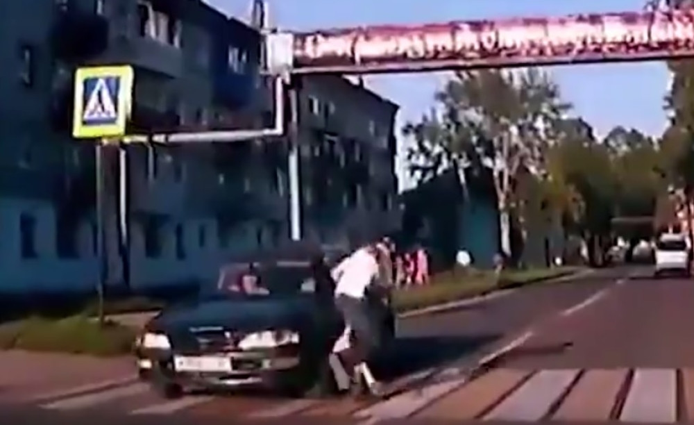 Otac spasao ćerkicu sigurne smrti (VIDEO)