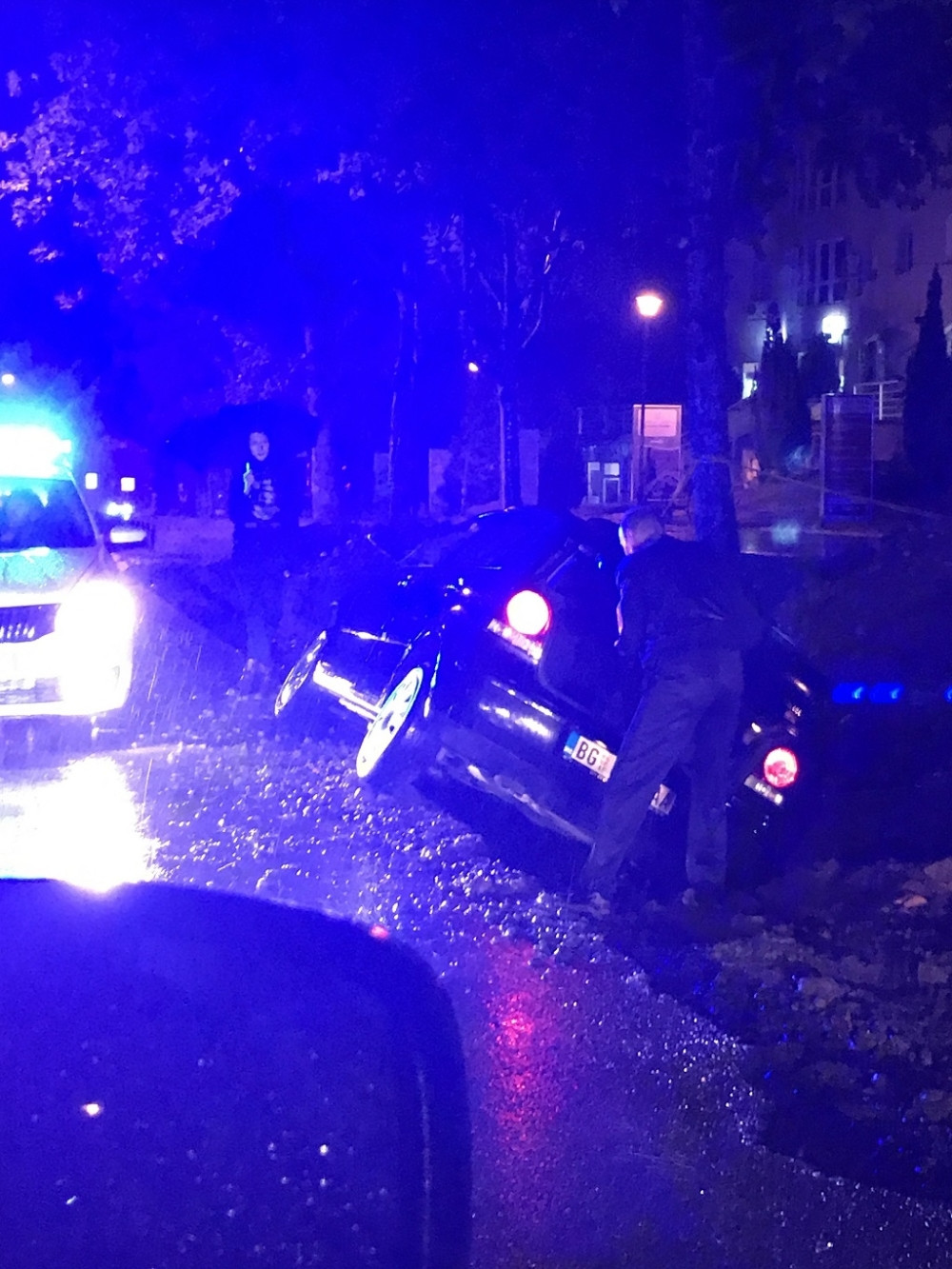 Automobilom sleteo u kanal pored puta!