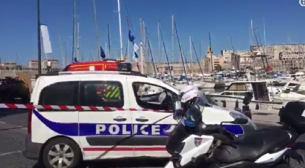 Nožem izbo troje ljudi na ulici