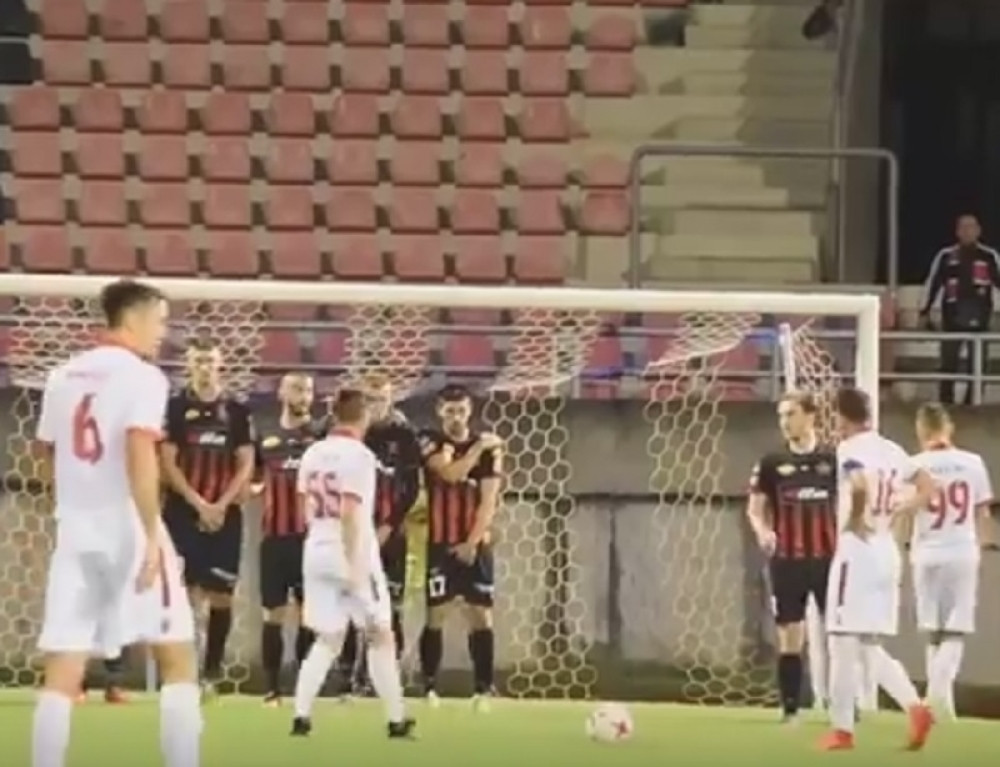 Da li je ovo najgori "živi zid" ikada? (VIDEO)