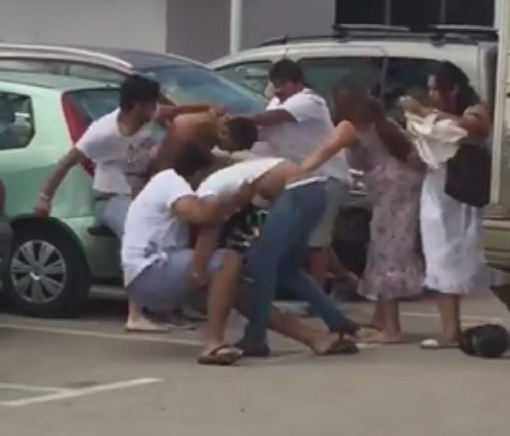 Masovna tuča ispred poznatog restorana (VIDEO)