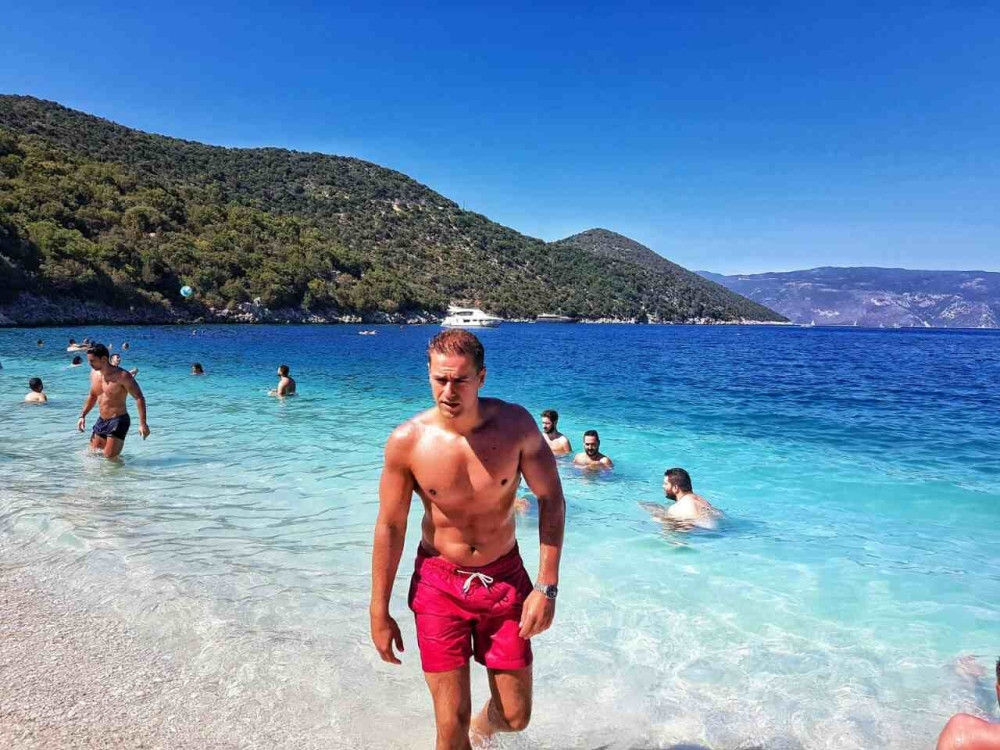 Obožavateljke će biti ljubomorne na ovoliku ljubav, Luka Raco se topi u zagrljaju devojke i ne krije koliko je srećan (FOTO/VIDEO)