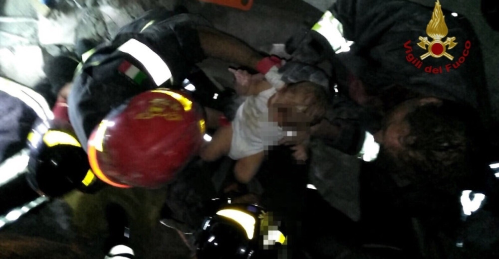 Ima mrtvih, iz ruševina vade povređene studente