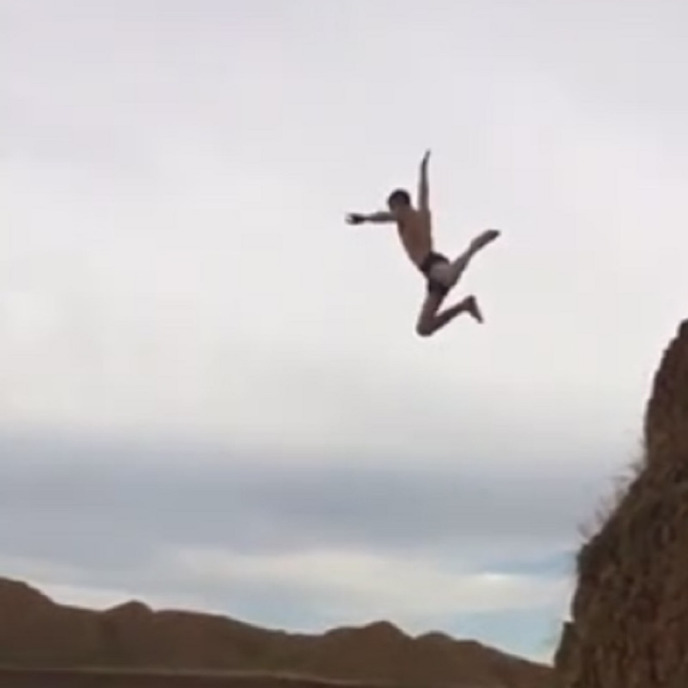 Skočio sa litice, promašio vodu i razbio se kao zvečka (VIDEO)