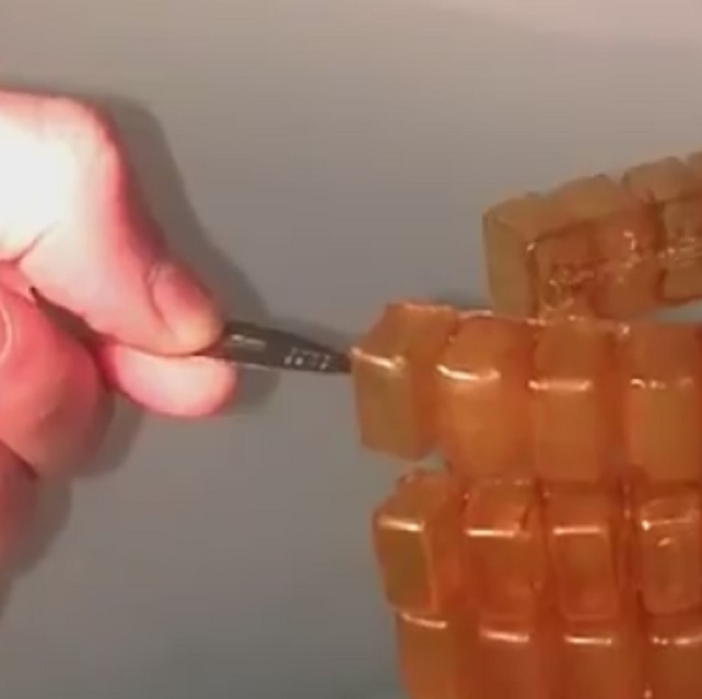 Napravili veštačku kožu koja sama zaceljuje (VIDEO)