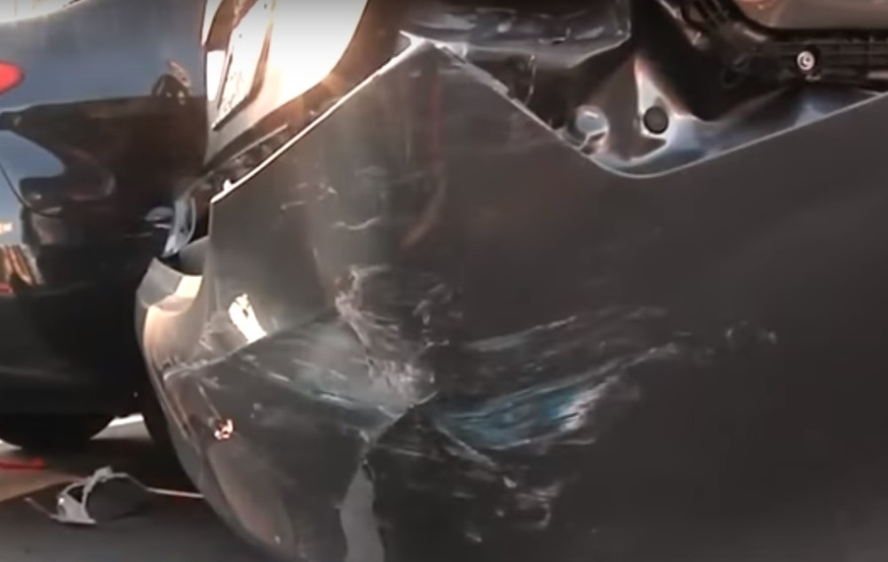 Pijan pokušao da parkira automobil, pa razlupao 17 vozila! (VIDEO)