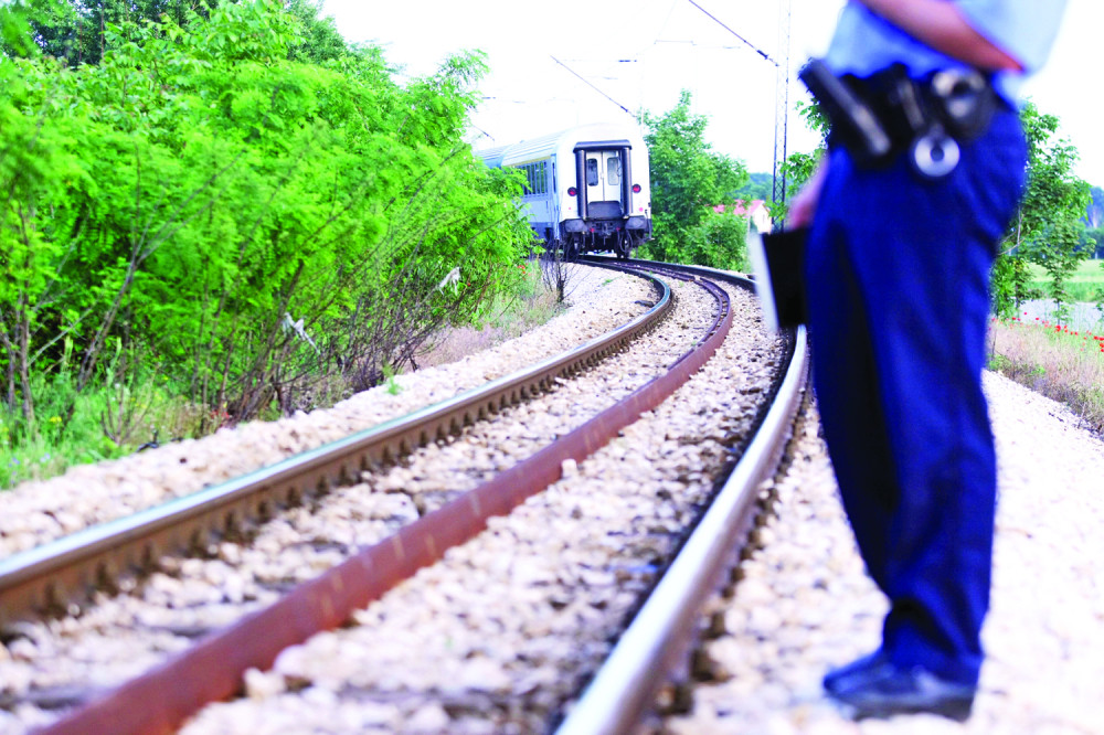 Putnički voz pokupio automobil gurao ga dok nije stao! Tri putnika iz vozila prebačena u bolnicu