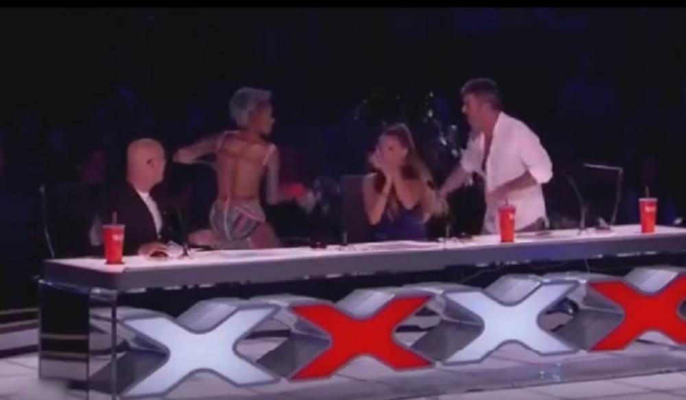 Mel B ispolivala vodom Sajmona Kauela! (VIDEO)