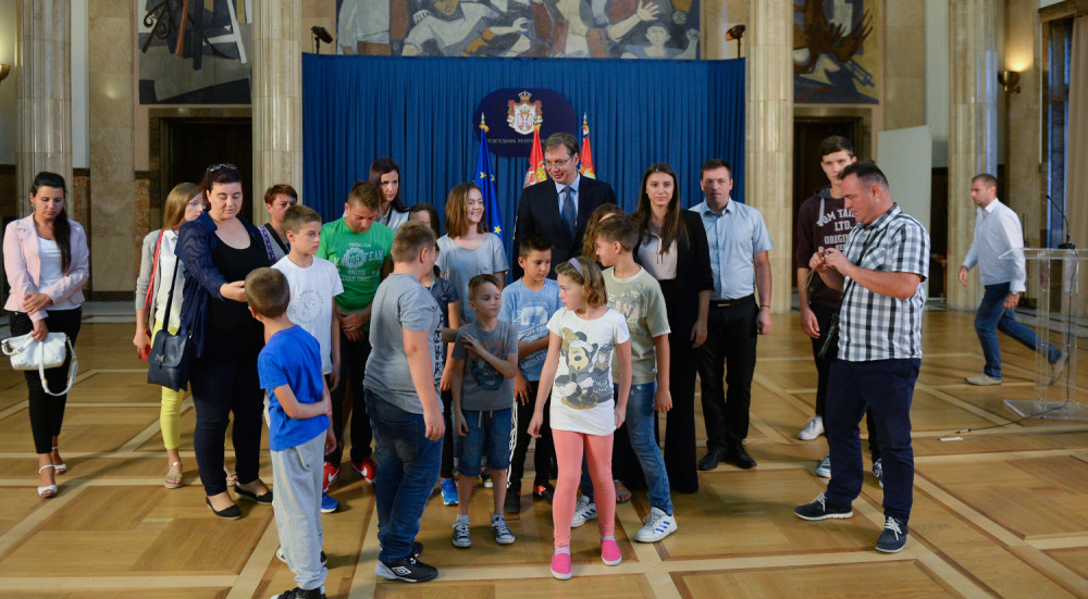 Vučić ugostio decu iz Hrvatske (FOTO)