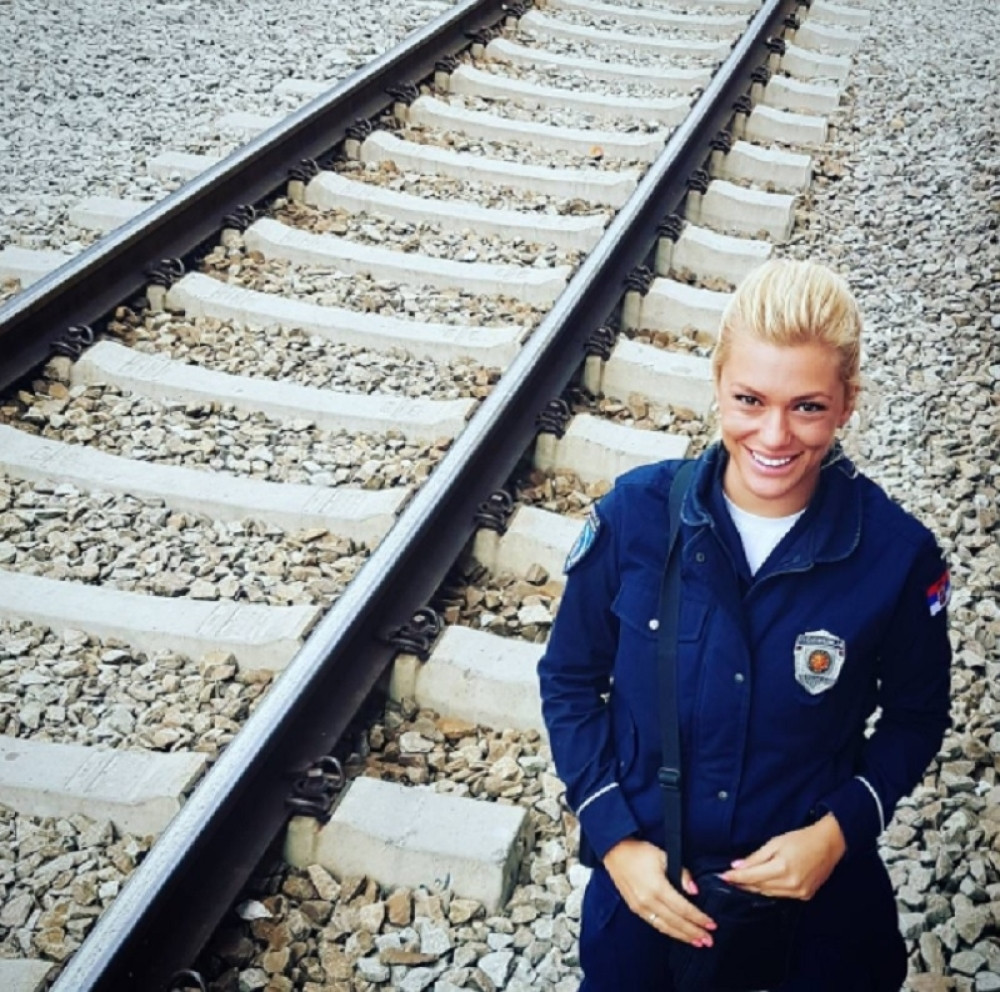 Dvojnica Nataše Bekvalac radi u srpskoj policiji!