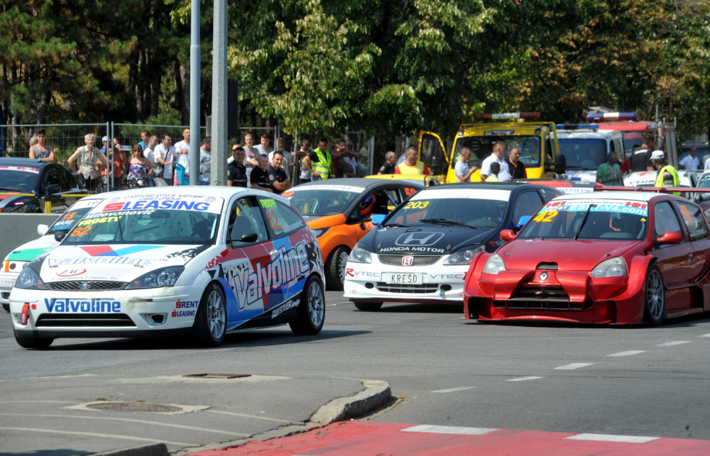 Danas automobili "grme" na Ušću!