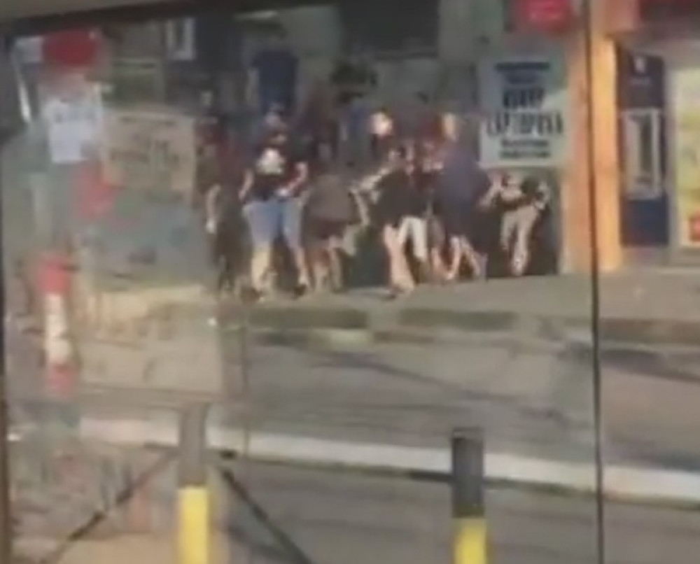 "Delije" i "grobari" se potukli kod Sajma (VIDEO)