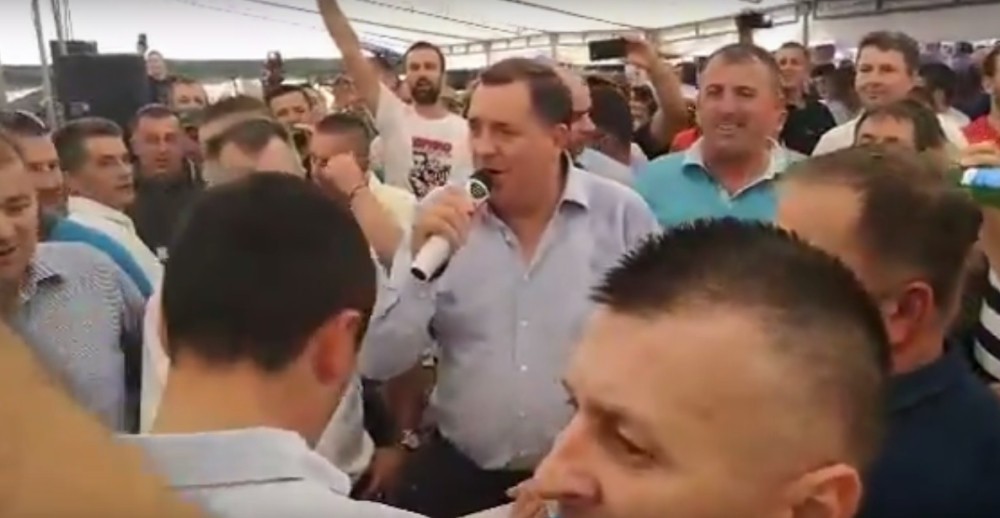 Dodiku izgoreo auto, a on kiti muziku! (VIDEO)