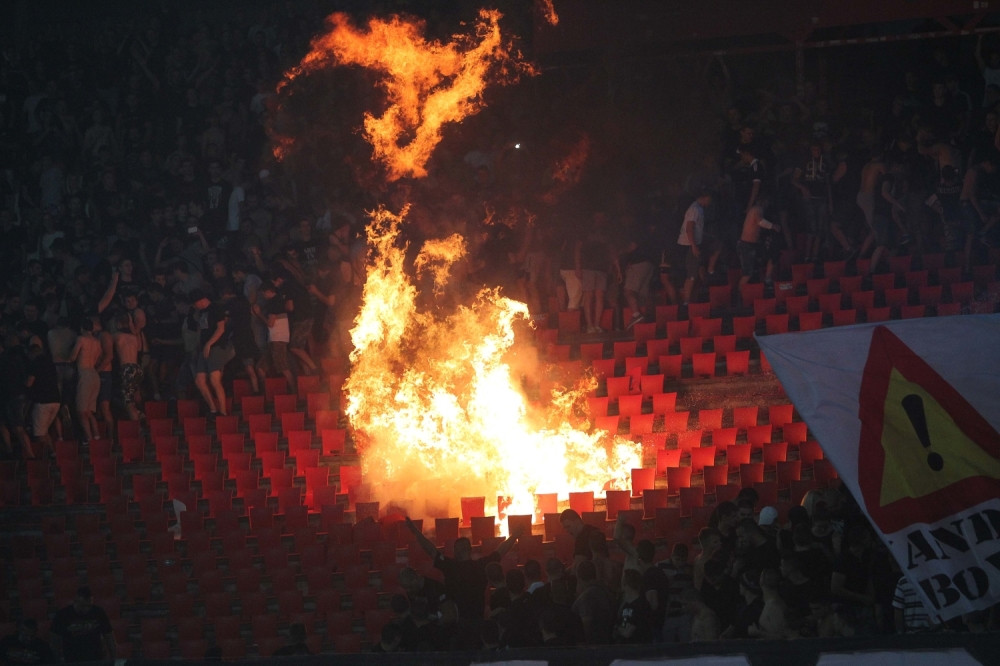"Grobari" zapalili stolice, plamen išao 15 metara u visinu (FOTO)