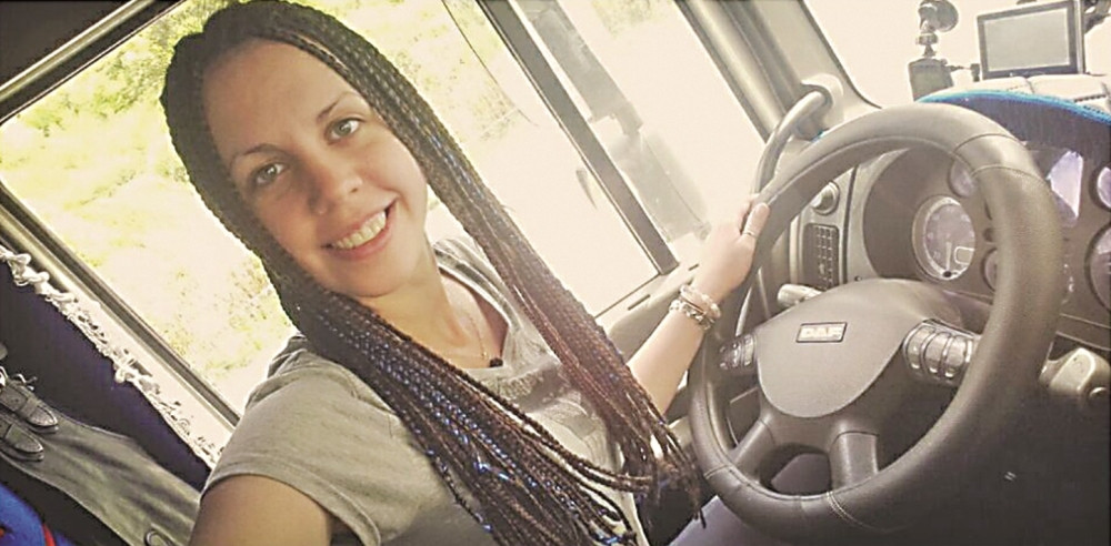 Lepotica iz Bečeja za volanom šlepera!