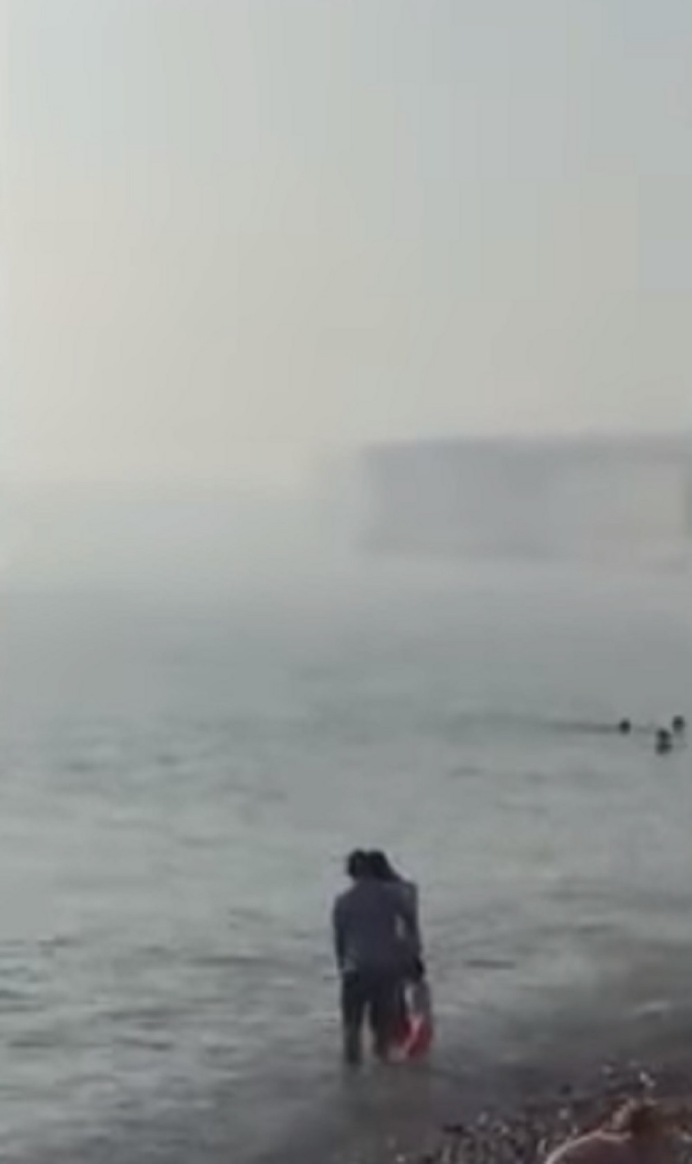 Sedeli su na plaži kad im je magla došla glave! (VIDEO)