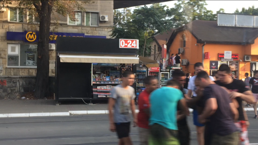 Prvo jurili da ga biju, pa mu pomagali! (VIDEO)