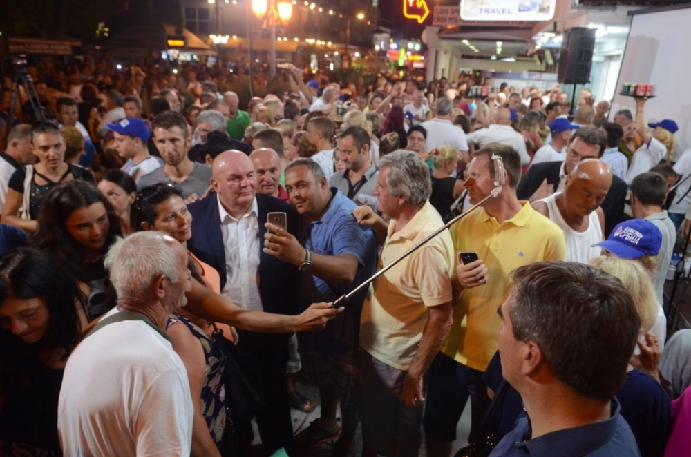 Svi hoće selfi sa Palmom!