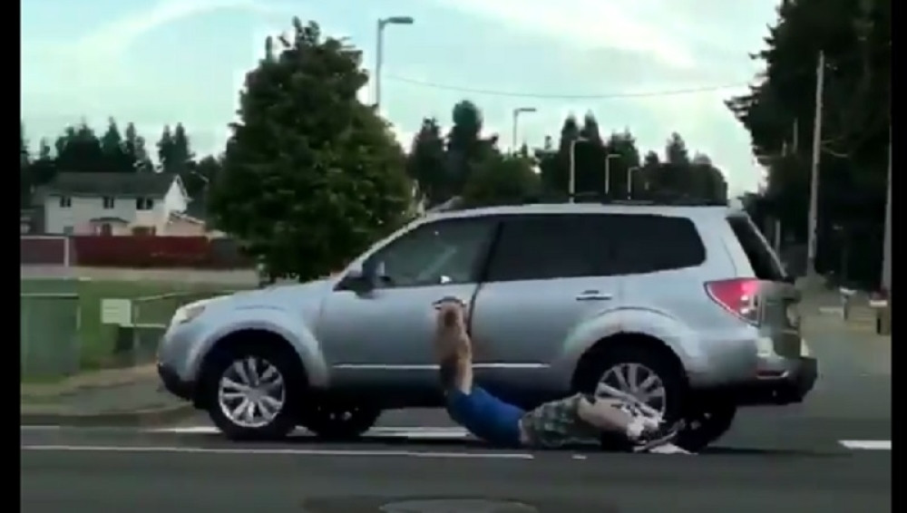 Lopov ostao bez gaća dok je krao auto, ali nije odustao! (VIDEO)