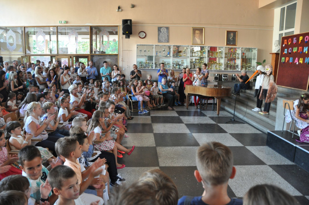 Ranac i školski pribor za prvake sa Voždovca