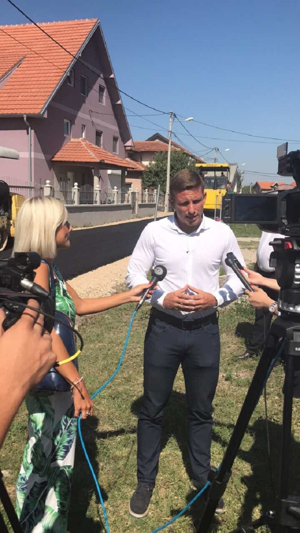 Stanovnici Borče ispekli prase predsedniku opštine! (FOTO)