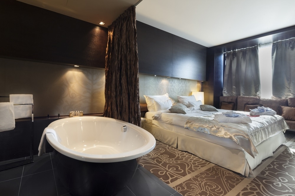 Ovaj naš estradni par ima kadu nasred sobe! (FOTO)