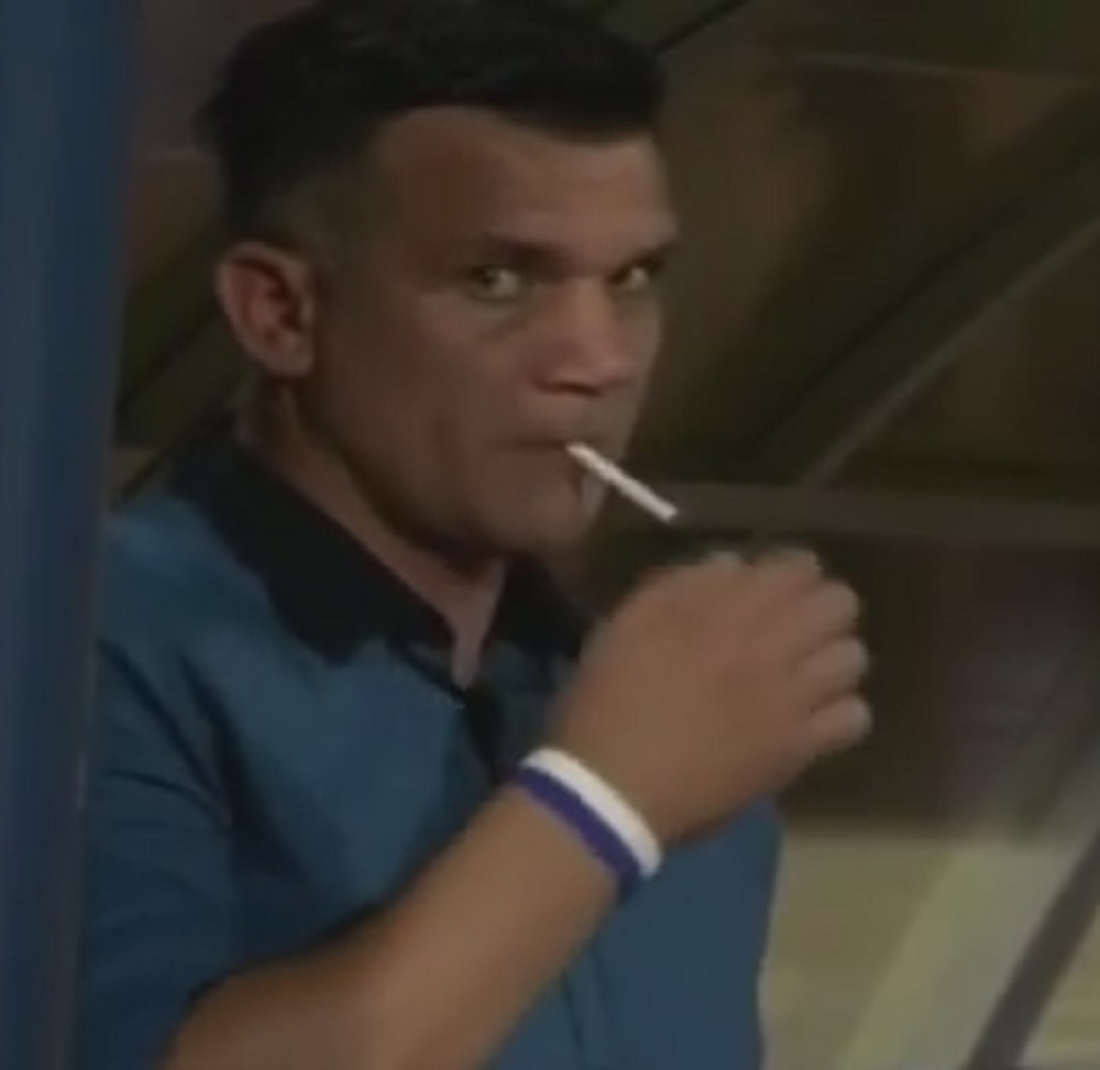 Trener hteo da zapali cigaru, a onda je video da ga snima kamera