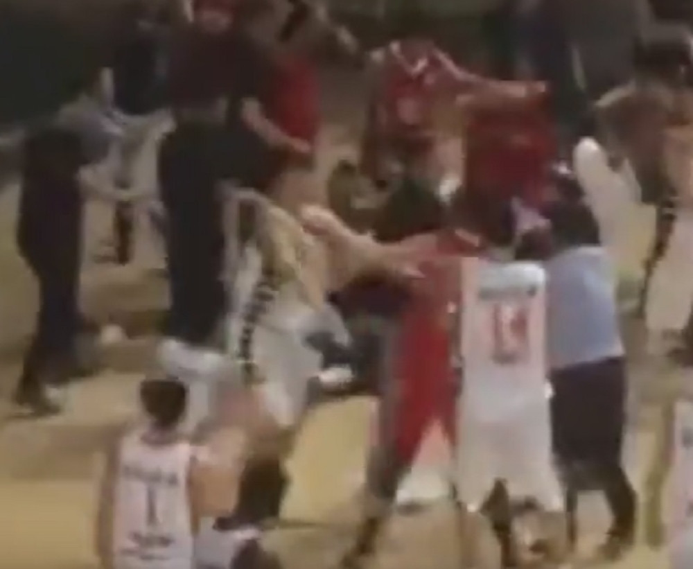 Brutalno pesničenje na košarkaškom meču (VIDEO)