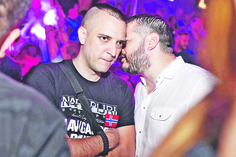 Marjanović merka cice na splavu! (VIDEO)