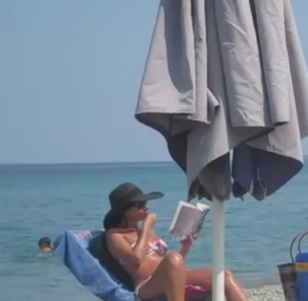 Pljuvali Srbiju jer je devojka na plaži radila ovo (VIDEO)